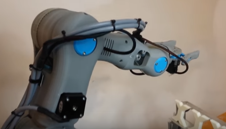 Roboteurs Remix a 3D Printed Six-Axis Robot: 3D Print.com